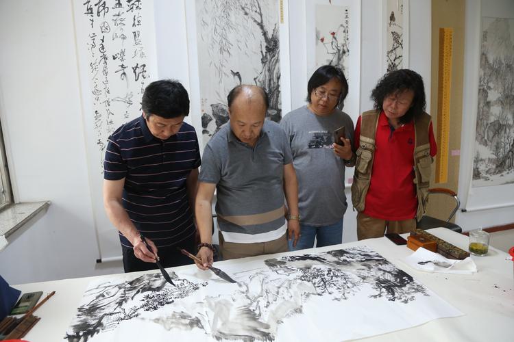 阜新市文聯(lián)舉行文藝創(chuàng)作實(shí)踐基地揭牌儀式暨阜新書畫名家筆會(huì)活動(dòng)