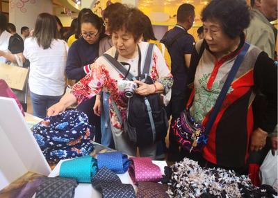 蘭州交通大學染纈藝術研究所文創產品亮相第十二屆中國藝術節演藝及文創產品博覽會