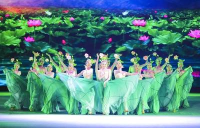 迎國(guó)慶慶豐收︱白銀區(qū)原創(chuàng)歌舞劇《黃河之上花開白銀》成功首演